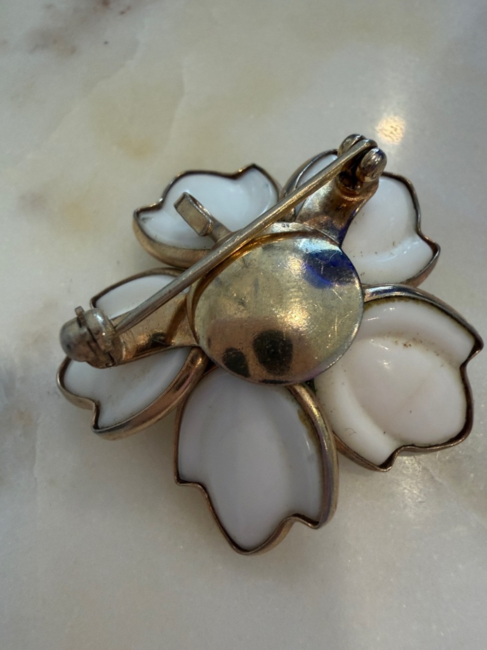 Trifari Gold Tone White Glass Petal Flower Pendant Brooch Pin Unsigned - Picture 6 of 6
